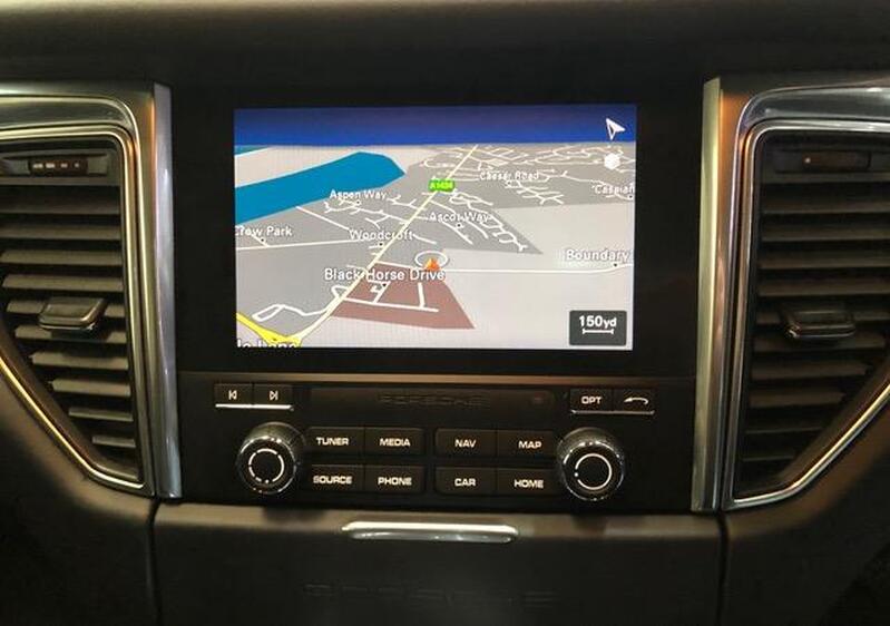 PORSCHE MACAN