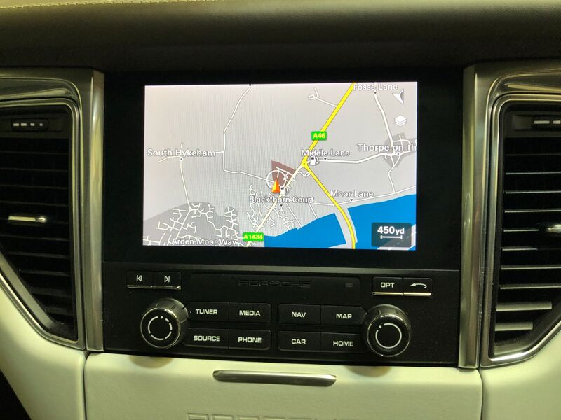 PORSCHE MACAN
